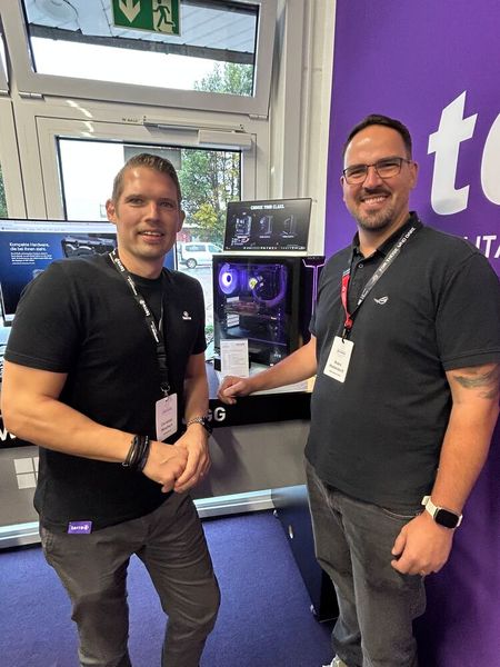Christian Wiechert (l., Wortmann) und Robin Middeldorff (ASUS) beim fachsimpeln (Bild: Vogel IT-Medien GmbH)