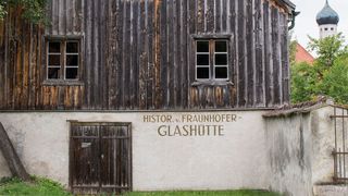 In einem  Gebäude des ehemaligen Klosters Benediktbeuern, das zur Glashütte umgebaut wurde, war der Optiker Joseph von Fraunhofer zwischen 1807 und 1819 tätig. Er entdeckte dort die "fraunhoferschen Linien", die dunklen Linien im Sonnenspektrum. Nach ihm wurde auch die 1949 gegründete Forschungsgesellschaft benannt. (© Fraunhofer/Markus Jürgens)