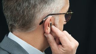 Klaus Grübl, Erfinder von Forgtin und Gründer der Pansatori GmbH, zeigt, wie das Medizinprodukt getragen wird.  (Pansatori)