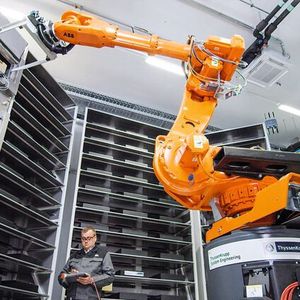 Das ZSW betreibt seit 2014 eine europaweit einzigartige Forschungsplattform für die industrielle Produktion von großen Lithium-Ionen-Zellen im PHEV-1-Format (FPL) – Blick in die vollautomatische Assemblierung und Formierung. Mit Zellko Batt werden die Anlagen erweitert.