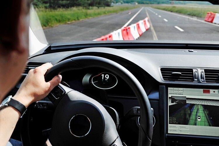 Bei Proreta 3 erfolgt die optische Darstellung des Sicherheitskorridors als „sichere Blase“, die jeweils dort eine Delle bekommt, von wo eine Gefahr ausgeht. (Foto: Continental)