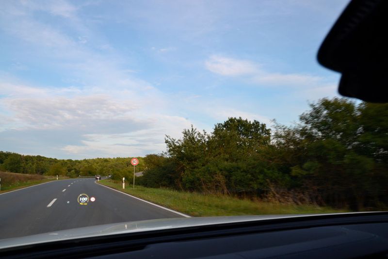 Endlich geht es raus aus der Stadt, schließlich soll der Wagen neben geteerten Straßen noch auf andere Beläge treffen.  (Bild: Michel / »kfz-betrieb«)