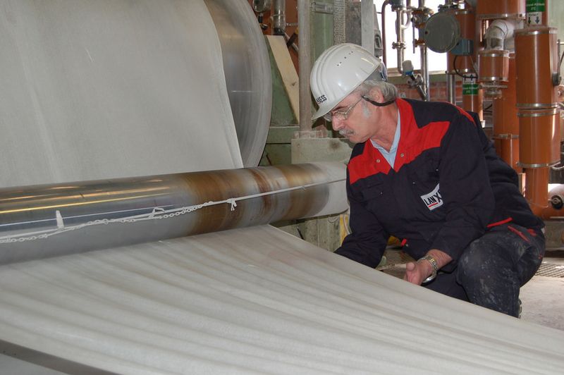 Lanxess produziert am Standort Dormagen Chloropren-Kautschuk der Marke Baypren. Dieser wird unter anderem im Automobilsektor zur Herstellung von Scheibenwischern, Schläuchen, Riemen, Dichtungen und Luftfedern eingesetzt. (Bild:)