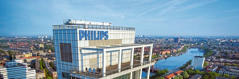 Global Headquarter von Philips: Die Geschäftszahlen des Medizintechnikkonzerns haben sich 2023 verbessert, doch rund läuft es bei den Niederländern noch lange nicht.(Bild:  Philips)