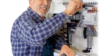 Installationsverteilerschrank: Der Fachmann achtet auf den übersichtlichen Aufbau und die Auswahl der richtigen Komponenten. (Bild: Phoenix Contact)