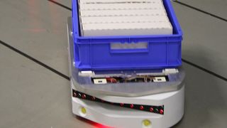 Ein solches fahrerloses Transportfahrzeug im Kleinformat, entwickelt von der Firma Götting, dient als Ausgangspunkt für das Forschungsprojekt. Am IPH soll die Maschine lernen, auf Sprache und Gesten zu reagieren. Später wird die Technik in ein größeres Fahrzeug integriert, nämlich in einenSchubmaststapler. (Bild: IPH)