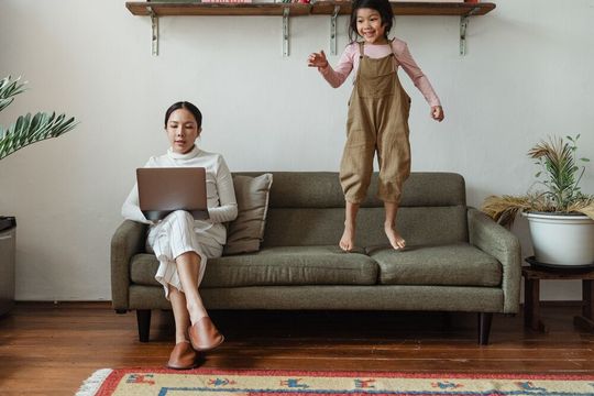 Immerzu Homeoffice ist auch keine Lösung. Mit dem Blended Work-Ansatz lässt sich Remote mit Präsenz ganz einfach kombinieren. Immerzu Homeoffice ist auch keine Lösung. Mit dem Blended Work-Ansatz lässt sich Remote mit Präsenz ganz einfach kombinieren.