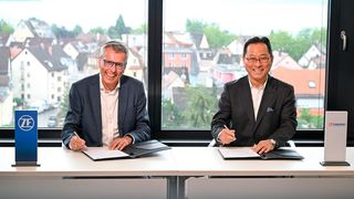 Holger Klein, Vorstandsvorsitzender der ZF Friedrichshafen AG (links), und Young Liu, CEO und Chairman der Hon Hai Technology Group (Foxconn), gründeten ein Joint Venture im Bereich Pkw-Fahrwerksysteme.  (Bild: Foxconn)