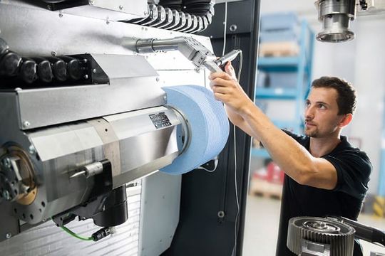 (Mit der Kamera des Surface wird die Maschine gescannt, um wichtige Informationen über den Status sowie Übergabeprotokolle abzurufen. Bild: Kapp Niles)