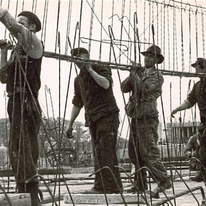 1955: 372 Mitarbeiter beginnen in einem schneereichen Winter mit dem Bau des Werkes. Schon Ende März sind auf der Baustelle 1.000 Arbeiter beschäftigt. Und gerade mal ein Jahr später war das große Werk auch schon fertig – das waren noch Zeiten in Deutschland!(Bild:  VWN)