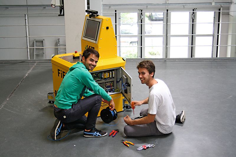 Der große Fifi kann Lasten bis zu 300 kg transportieren und zusätzlich einen Wagen ziehen. Hauptsächliches Anwendungsgebiet für das gestengesteuerte Transportsystem ist die Intralogistik. (Bild: KIT)