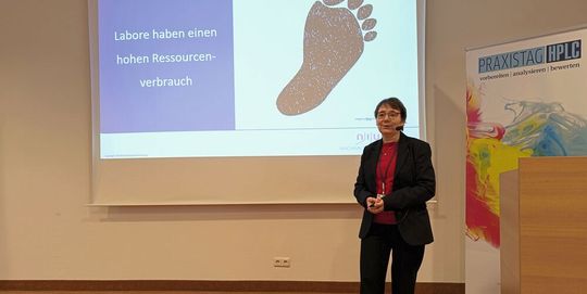 Dr. Kerstin Hermuth-Kleinschmidt präsentierte Strategien für mehr Nachhaltigkeit im Analytik-Labor.(Bild:  VCG – Lüttmann)