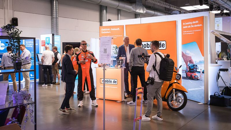 Beim Businesspartner Mobile.de war nicht nur der Stand ein Hingucker. (Bild: Stefan Bausewein)