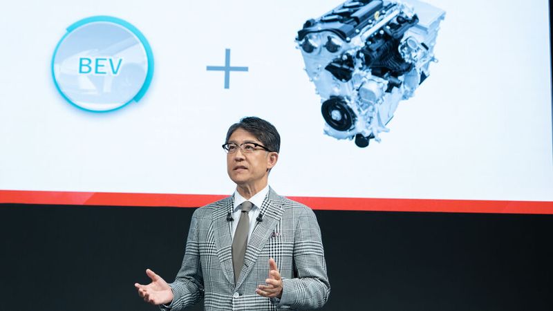 Toyotas CEO Koji Sato präsentierte kürzlich die Antriebsstrategie des Herstellers: BEV plus Verbrenner als Hybride.(Bild:  Toyota)