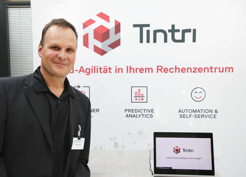 Parallel zum Programm konnten sich die Besucher über die neuesten Technologien der Konferenzpartner in der begleitenden Ausstellung informieren: Christoph Spitzer vertrat die Firma Tintri. (Vogel IT-Akademie)