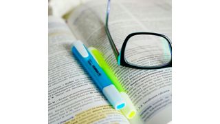 Die Fähigkeit gefährliche Eigenschaften von Stoffen, Gemischen und Reaktionen kennen und bewerten zu können vermittelt der Dechema-Kurs “Sicherheit chemischer Reaktionen”. (gemeinfrei)