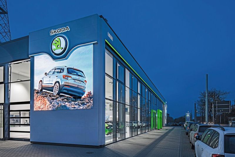 Statt dem sogenannten Mesh-Banner, einer bedruckten Folie, verkündet ein LED-Bildschirm Neuheiten aus der Skoda-Welt. (Bild: Skoda/Jörg Singer)