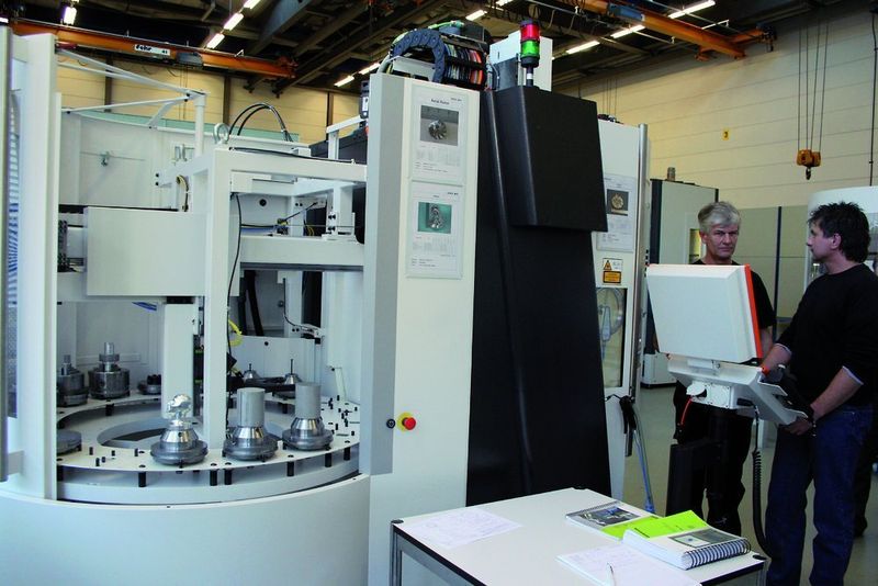 Bild 4: Auch in der Kleinserien- und Einzelteilfertigung setzen sich Automatisierungskomponenten zunehmend durch. Der Einsatz von Werkstückpaletten ermöglicht die Erschließung von Potenzial durch personalarme oder mannlose Schichten. Bilder: GF Agie-Charmilles (Archiv: Vogel Business Media)