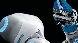 In seinen Bewegungsmustern ist der Bionic Cobot von Festo dem menschlichen Arm nachempfunden, von der Schulter über Oberarm, Ellbogen, Elle und Speiche bis zur Hand.  (Festo AG & Co. KG)