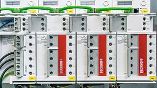 Für die insgesamt acht CNC-Achsen sind vier kompakt bauende, zweikanalige Servoverstärker AX5203 im Einsatz.  (Beckhoff)