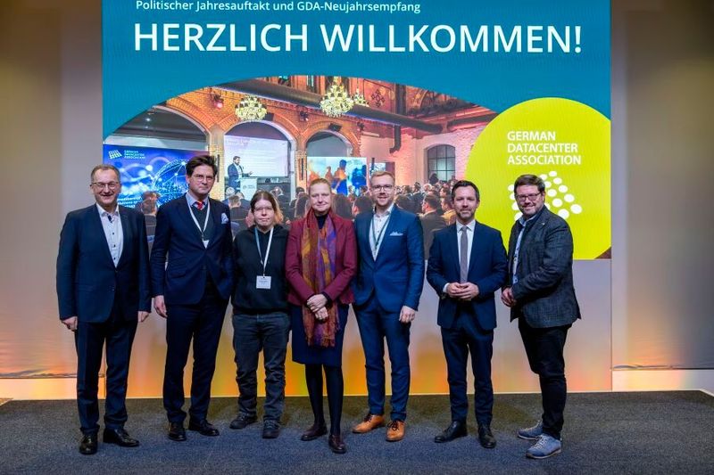 (v.l.:) Günter Eggers (NTT), Peter Pohlschröder (HAL & HAL Data Center Developments), Sonja Lemke (Die Linke), Professor Luise Hölscher (CDU), Martin Kohoutek (Geschäftsführer GDA), Severin Fischer (SPD) und Lars Rohwer (CDU). (Bild: GDA)