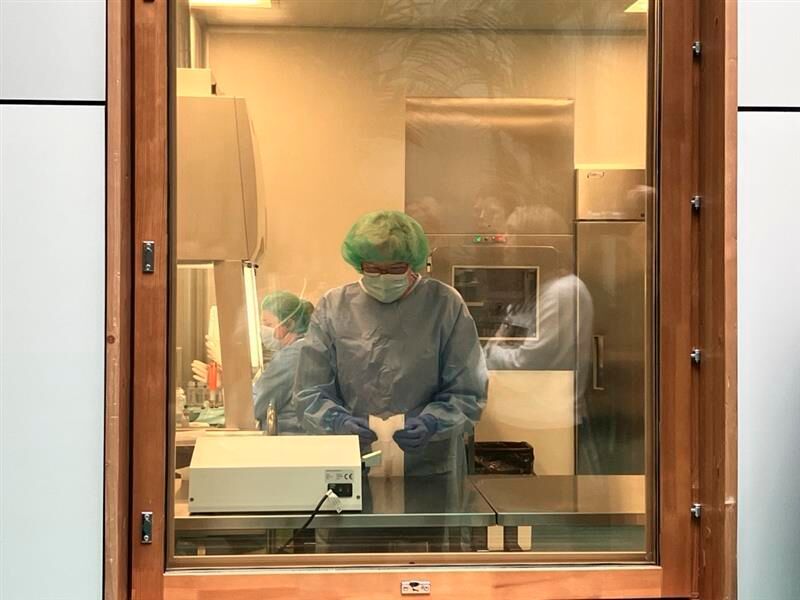 Die erste Station ist die Apotheke: Dort wird an medizinischen Innovationen gearbeitet. Zum Beispiel an der Behandlung mit Bakteriophagen – also Viren, die gezielt bestimmte Bakterien angreifen und zerstören. Die Phagentherapie wird vor allem als mögliche Alternative zu Antibiotika erforscht, insbesondere bei antibiotikaresistenten Infektionen. (Bild: © Serina Sonsalla)