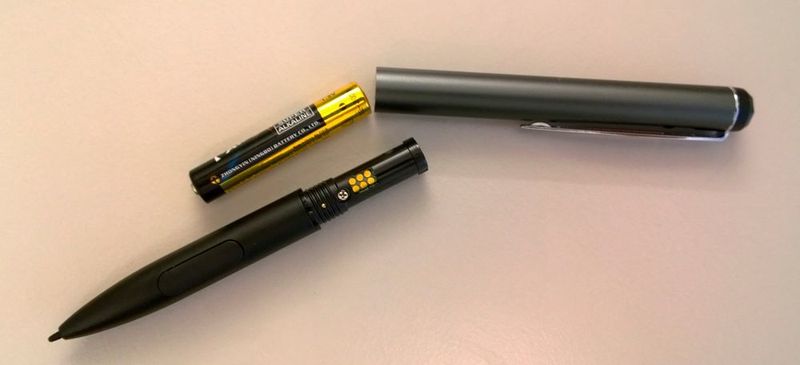 Im Gegensatz zu den früher verwendeten Wacom-Stiften sorgt beim Stylus des R726 eine Batterie für die Stromversorgung. (Vogel IT-Medien)