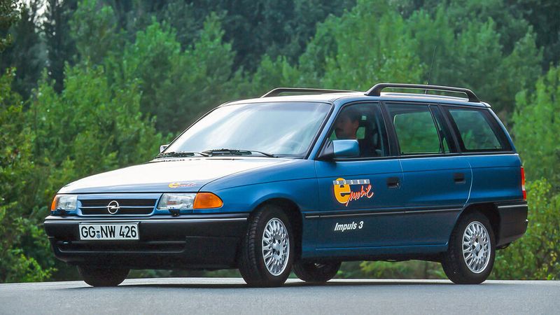Mit dem „Impuls III“ führte Opel bis 1997 Elektroauto-Großversuche durch. Die Batterien waren jetzt aus Ni-Cd oder NaNiCl2 (Hochtemperaturbatterien). Die Reichweite betrug 160 km bei einer Leistung von 45 kW (61 PS), die Höchstgeschwindigkeit wurde bei 120 km/h erreicht. (Bild: Opel / Stellantis)
