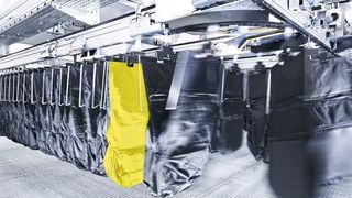 Der preiswürdige Taschsorter „SSI Carrier“ in Aktion. Das innovative Transport- und Puffersystem kann diverse Produkte bis zu einem Gewicht von 3 kg handeln. (SSI Schäfer)