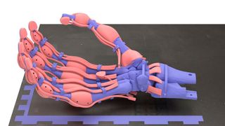 Dank einer neuen Laserscanning-Technik können Forschende nun auch Kunststoffe mit hervorragender Elastizität 3D-drucken und menschenähnliche Strukturen herstellen. (Bild: Buchner TJK et al_Nature 2023)
