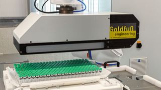 Kleine Fläschchen aus Glas: Das Handling von Vials erfordert vom speziell entwickelten Greifer Fingerspitzengefühl. (Bild: Yaskawa Europe)