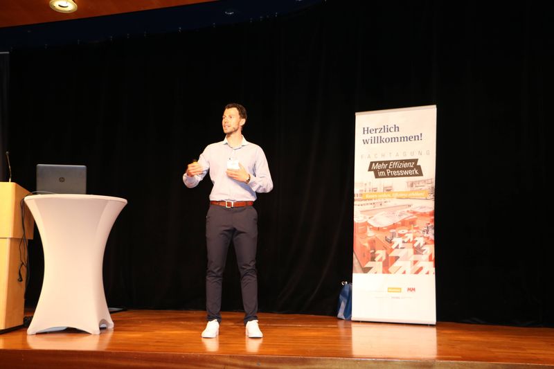 Doch nicht nur die Maschinen sind wichtig, auch der Mensch muss berücksichtigt werden. Abraham Sohm, bei derMeusburger-Gruppe zuständig für WBI-Wissensmanagement, zeigte auf, dass es wichtig ist Mitarbeiter handlungsfähig zu machen – denn dadurch wird die Qualität und Effizienz erhöht. (Vogel Communications Group GmbH & Co. KG)