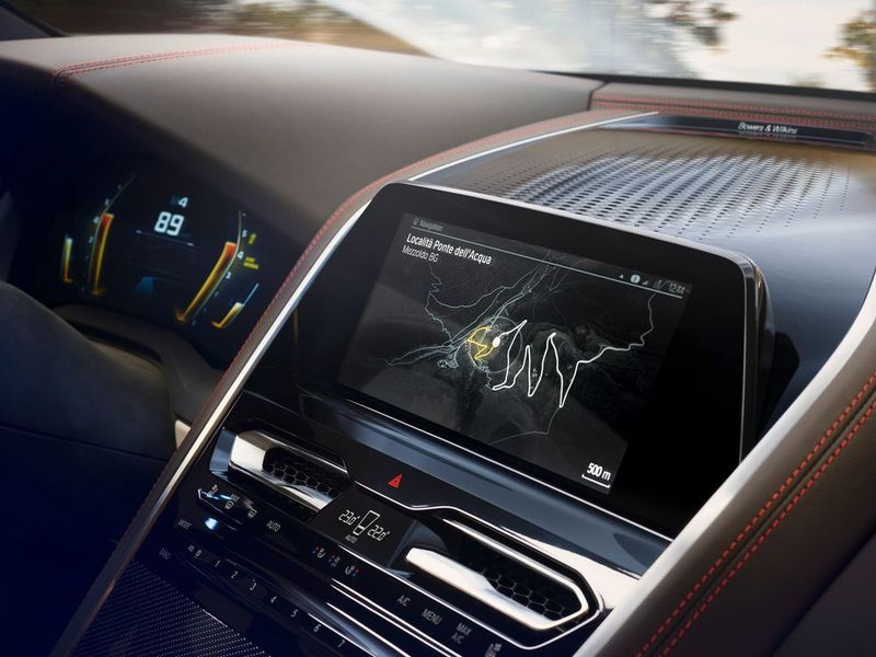 Die Mittelkonsole erinnert an den Aston Martin DB 11. (BMW)