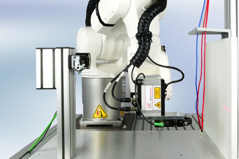 Die Laser-Linienscanner scanCONTROL nutzen das Laser-Triangulationsprinzip zum zweidimensionalen Erfassen von Profilen auf unterschiedlichsten Objektoberflächen. (Bild: Micro-Epsilon Messtechnik GmbH & Co. KG)