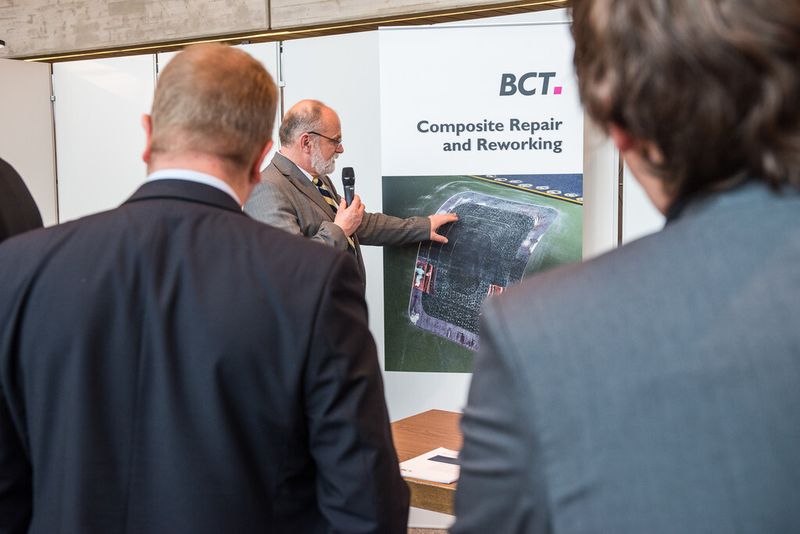 Zusammen mit dem Maschinenhersteller Primacon und dem Werkzeughersteller Hufschmied entwickelte der Softwareanbieter BCT, Dortmund, ein Fräsverfahren zum automatischen Schäften. Am Stand erläuterte er, wie die Fräsbahnen automatisch genieriert werden. (Bild: Mack)