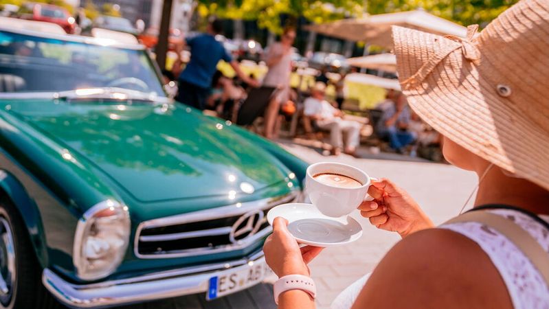 Lecker Olfdtimer genießen, egal welcher Marke: Das bietet „Cars&Coffee“ immer wieder sonntags am Mercedes-Benz-Museum.(Bild:   Mercedes-Benz AG)
