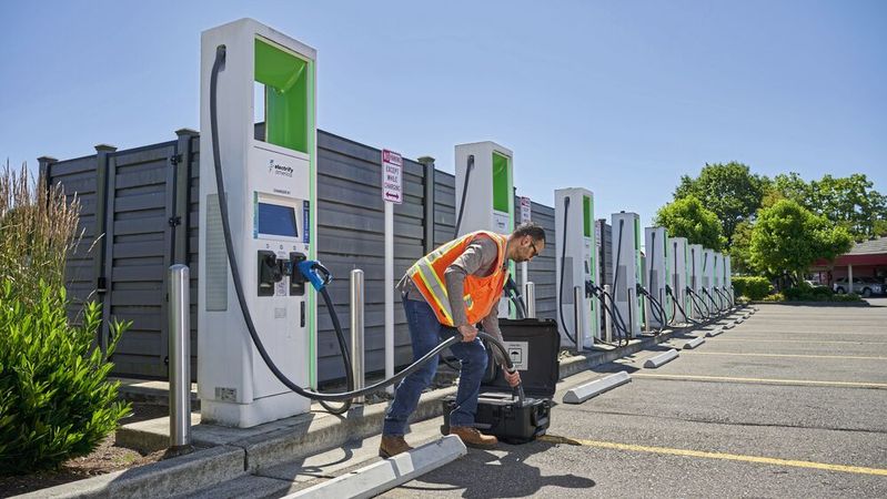 Ladestationen für Elektroautos: Dank hybrider Testsysteme bei High-Power-Chargern können Techniker EV-Ladesäulen validieren.(Bild:  Fluke)