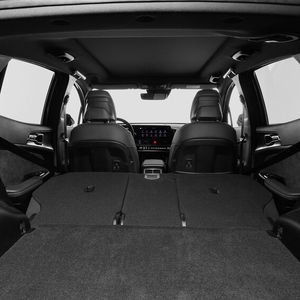 Mit fast 1.800 Litern Gepäckraumvolumen bei umgeklappter Rücksitzbank erhöht der Hersteller die Mitnahmefähigkeit seines SUV um fast 300 Liter.(Bild: Kia)