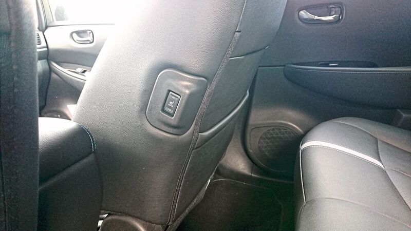 Der Knopf für die Sitzheizung im Fond befindet sich an den Vordersitzen. (Sven Prawitz/»Automobil Industrie«)