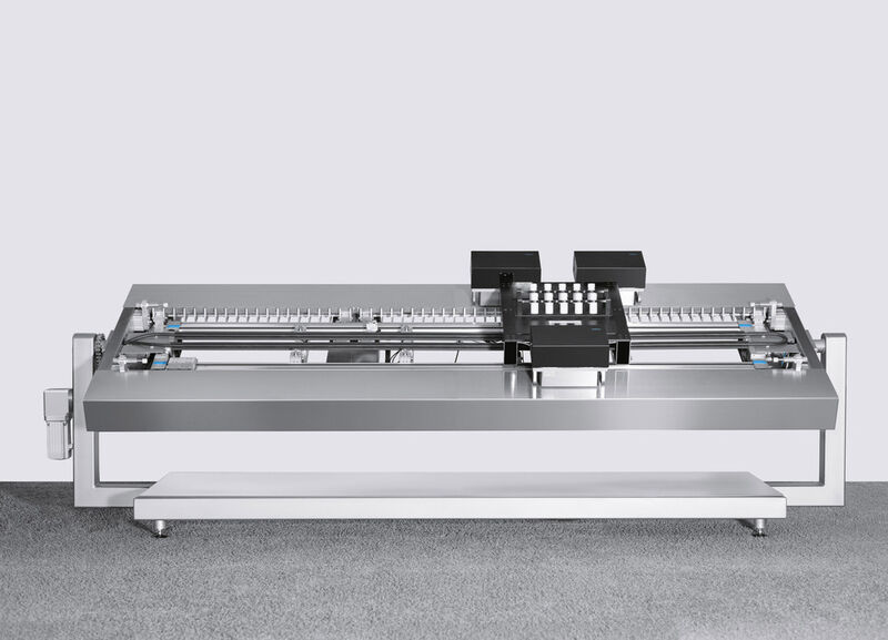 Beim SupraHandling 2.0 bewegt sich ein schwebender Schlitten über zwei 2,5 m lange Magnetschienen. (Bild: Festo)