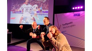 Weltmeisterlicher Jubel: Erfolge darf man auch mal richtig feiern -  das gehört dazu. Handball-Weltmeister Dominik Klein (Mitte) nimmt die Teilnehmer mit auf seinen Weg durch Höhen und Tiefen. (Bild: Maschinenmarkt/rw)