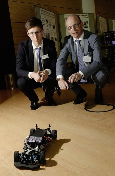 von links: Ladislaus Dobrenizki und Dr. Tim Hosenfeldt aus dem Bereich Oberflächentechnik zeigten ein Elektroauto, das mit Brennstoffzellen angetrieben wird. (Bild: Schaeffler)