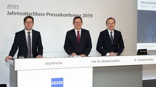 Dr. Christian Müller, Finanzvorstand der Zeiss-Gruppe, Prof. Dr. Michael Kaschke, Vorstandsvorsitzender der Zeiss-Gruppe und Jörg Nitschke, Pressesprecher der Zeiss-Gruppe bei der Jahresabschluss-Pressekonferenz in Stuttgart (v.l.n.r.)  (Zeiss)