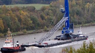 Der Kran wurde über den Nord-Ostsee-Kanal transportiert (Bild: Wallmann & Co.)