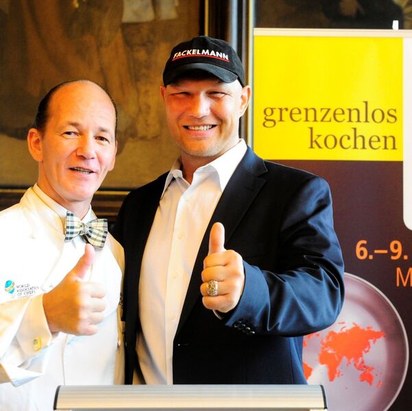 IKA-Pate und Boxlegende Axel Schulz (rechts) spielte neben dem WACS-Präsidenten Gissur Gudmundsson die Glücksfee und loste die Wettkampftage der Kochmannschaften im Erfurter Rathaus-Festsaal aus. (Bild: Messe Erfurt)