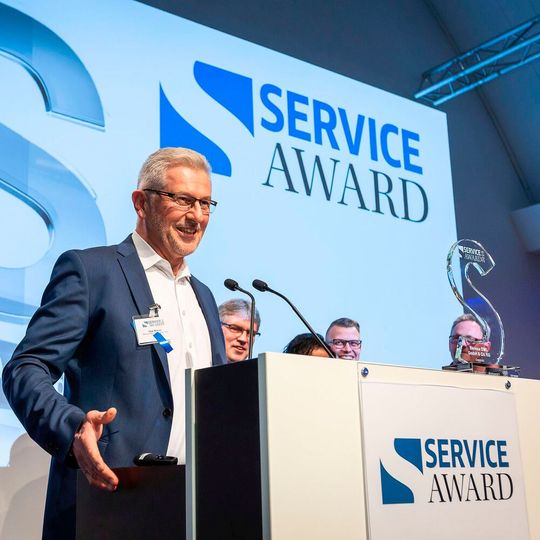 So sehen Sieger aus: 2019 gewann Beresa OWL aus Detmold mit Betriebsleiter Jan Reese den Service Award.(Bild:  Stefan Bausewein)