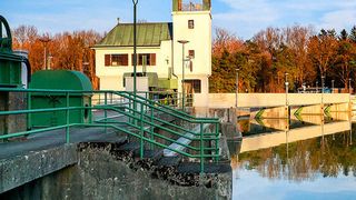 Die UNESCO ist nicht zuletzt auf Grund ihres Welterbeprogramms im öffentlichen Bewusstsein verankert. Im Juli 2019 wurde etwa das Augsburger Wassermanagementsystem zum Welterbe erklärt. Hier: der so genannte „Hochablass“ am Lech. (gemeinfrei)