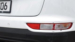 Bei der Reparatur von Stoßfängern mit verbauten Ultraschallsensoren gilt es, die jeweiligen Herstellervorgaben zu beachten. (Bild: Rosenow)