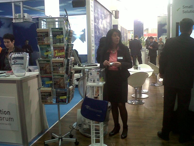 Großer Beliebtheit erfreuten sich auch die Kompendien von TechTarget Deutschland, die Kollegin Sabine Seider fleissig am Stand verteilte. (Bild: ih)