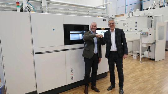 (v.l.n.r.: Jan Löfving, CEO von Prototal, mit Marcus Glasser, Senior Vice President EMEA bei EOS. Bildquelle: Prototal)